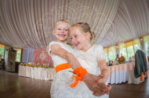 Оранжевая свадьба в усадьбе на веранде
