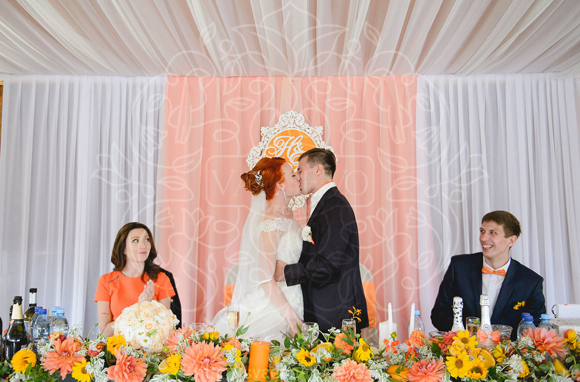 Оранжевая свадьба на веранде