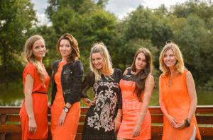 Подружки невесты в оранжевых платьях